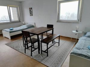 卡爾夫的住宿－L8 Street Monteurwohnung - Calw，配有桌子和两把椅子及一张床的房间