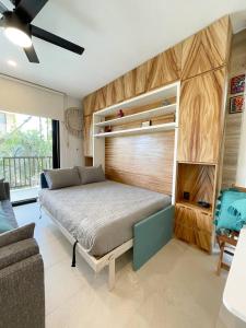 1 dormitorio con 1 cama con pared de madera en Amazing Pool View Loft Steps Away From The Beach -B102 en Holbox Island