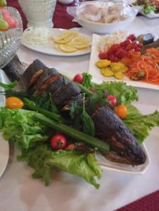 un plato de comida con verduras en una mesa en Shaa-boto, en Alamedin