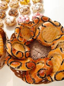 un montón de panes en una cesta sobre una mesa en Shaa-boto, en Alamedin