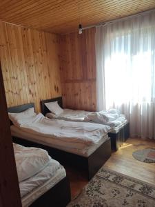 2 camas en una habitación con ventana en Shaa-boto, en Alamedin