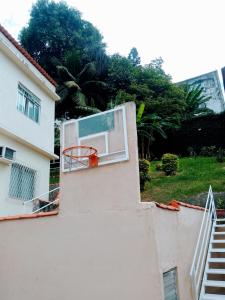 um cesto de basquetebol ao lado de uma casa em Casa Grande e Confortável no Rio de Janeiro