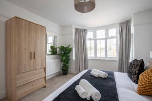 1 dormitorio con 1 cama con 2 toallas en Lythwood House, en Gloucester
