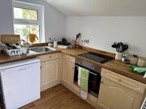 Кухня або міні-кухня у A Cosy Flat With A Dales View