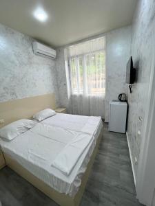 コブレチにあるBlack Sea Secretのベッドルーム(白いベッド1台、窓付)