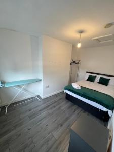 een slaapkamer met een bed en een bureau. bij City Urban Apartments in Birmingham