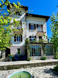 un edificio frente a una casa en Villa Oleandra nearby Argegno with privet Garden & Pool, en Dizzasco