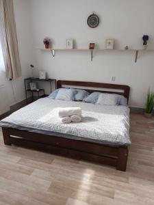 - une chambre avec un lit et une serviette dans l'établissement APARTMAN OLOMOUC 2KK, à Olomouc