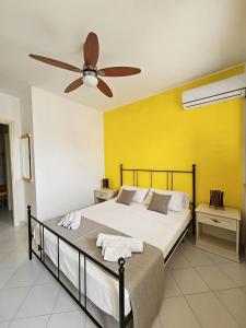 サン・ヴィート・ロ・カーポにあるAppartamento Girasoleのベッドルーム1室(ベッド1台、シーリングファン付)