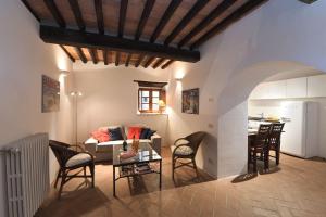 a living room with a couch and a table at Mantegna in Gaiole in Chianti