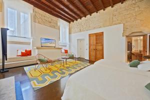 Cet appartement comprend une chambre avec deux lits et un salon. dans l'établissement Palazzo Personè Dimora Storica, à Lecce