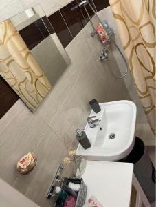 Kiscsillag Apartman في جينيسدياس: حمام مع حوض ودش