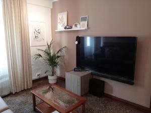 A television and/or entertainment centre at Habitacion matrimonial centro ciudad