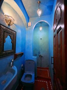 La salle de bains bleue est pourvue de toilettes et d'un lavabo. dans l'établissement Riad Bab Mahruk, à Chefchaouen