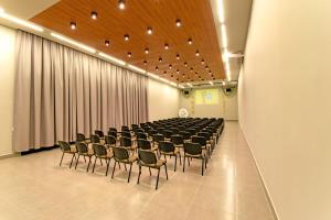 a room with rows of chairs in a room at Park Hotel Modelo in Pinhalzinho +83 photos