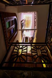 una vista sul soffitto di una camera con scala a chiocciola di Riad Bab Mahruk a Chefchaouen