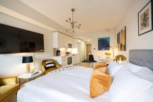 Ένα ή περισσότερα κρεβάτια σε δωμάτιο στο Premium home in Pori center with sauna and balcony