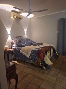 sypialnia z łóżkiem, stołem i lampkami w obiekcie SMAPERS GUESTHOUSE w mieście Brits