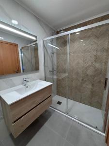 een badkamer met een wastafel en een douche bij Lisbon Location in Lissabon