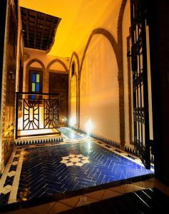una stanza vuota con piscina al centro di un edificio di Riad Bab Mahruk a Chefchaouen