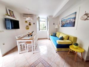 TV a/nebo společenská místnost v ubytování Apartment Megi in Supetar historical core