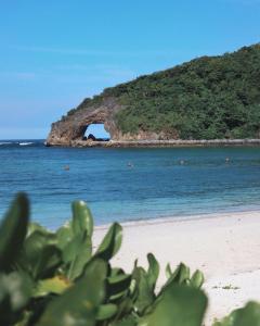uma vista para uma praia com uma ilha à distância em The Nest in Oceanway Boracay em Boracay