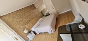 尼格兰HOTEL HOLIDAY camino de Santiago por la costa的小型客房的一张床铺享有高空景致