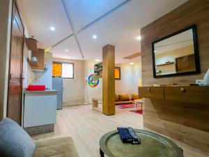 een woonkamer met een tafel en een spiegel bij Cozy Tamraght 1 Bedroom apartement in Tamraght Ouzdar