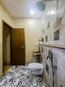 een badkamer met een toilet en een tegelvloer bij Cozy Tamraght 1 Bedroom apartement in Tamraght Ouzdar +79 foto's