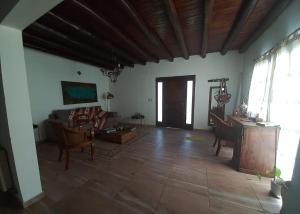 uma sala de estar com um sofá e uma mesa em La Pausa, Departamentos y Casas em Chacras de Coria