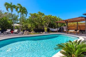een zwembad in de achtertuin van een huis bij Entire Villa, North Miami Beach with pool on canal! in Miami