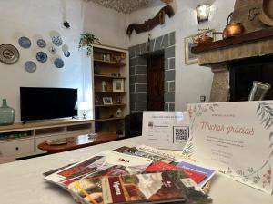 Televízia a/alebo spoločenská miestnosť v ubytovaní Casa de pueblo con merendero y chimenea.