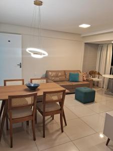 ein Wohnzimmer mit einem Tisch, Stühlen und einem Sofa in der Unterkunft Excelente Apto em Área HOSPITALAR - St Joana, R Portugues, Memorial, Hope, Hapvida in Recife