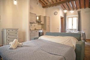 a bedroom with two beds and a kitchen at Agonigi Apartment Torre di Pisa in Pisa