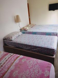 Una cama o camas en una habitación de Casa no Guarujá com 1 quarto
