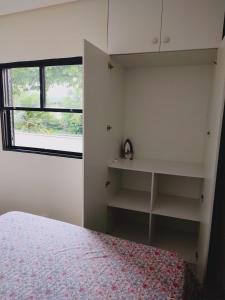 Una cama o camas en una habitación de Casa no Guarujá com 1 quarto