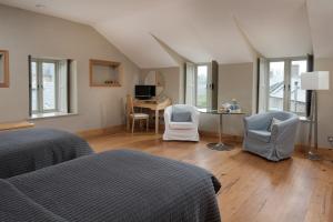 1 dormitorio con 1 cama, mesa y sillas en Heiton Mill House, en Kelso