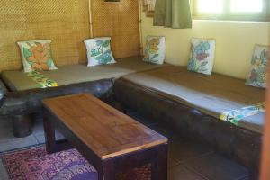 Ein Sitzbereich in der Unterkunft Hôtel Atiapiti