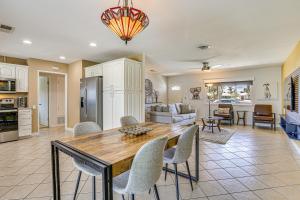 パームデザートにあるPet-Friendly Palm Desert Gem with Golf Course Viewのテーブルと椅子のあるキッチンとリビングルーム