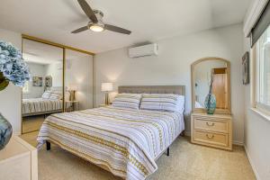 パームデザートにあるPet-Friendly Palm Desert Gem with Golf Course Viewのベッドと大きな鏡のある寝室
