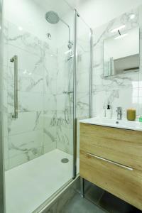 La salle de bains est pourvue d'une douche et d'un lavabo. dans l'établissement Magnifique & confortable Apt - Vue Garonne, à Toulouse