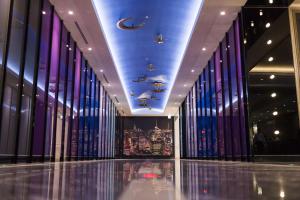 un corridoio di un edificio con un soffitto con stelle e luna di The Park Front Hotel at Universal Studios Japan ad Osaka