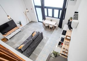 una sala de estar con un sofá y una mesa en AROMA DE VALENCIA II cozy studio with loft, en Valencia