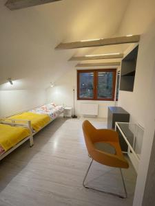 Postel nebo postele na pokoji v ubytování DOMKI w LESIE NAD RZEKĄ + 15 fotografií