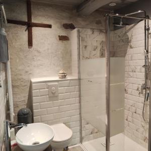 y baño con ducha, aseo y lavamanos. en Halte vendéenne atypique, en Saint-Germain-lʼAiguiller