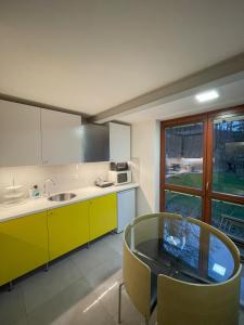 Kuchyň nebo kuchyňský kout v ubytování DOMKI w LESIE NAD RZEKĄ