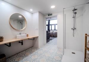 un baño con lavabo y espejo en AROMA DE VALENCIA II cozy studio with loft, en Valencia 12 fotos más