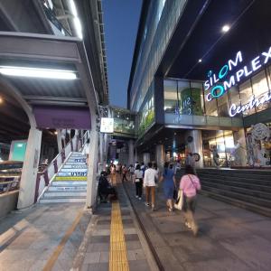 un grupo de personas caminando por un centro comercial en Smile Society, en Bangkok