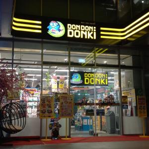 una tienda de donuts con carteles en la parte delantera en Smile Society en Bangkok