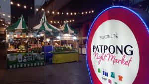 un grande cartello davanti a un mercato agricolo di Smile Society a Bangkok